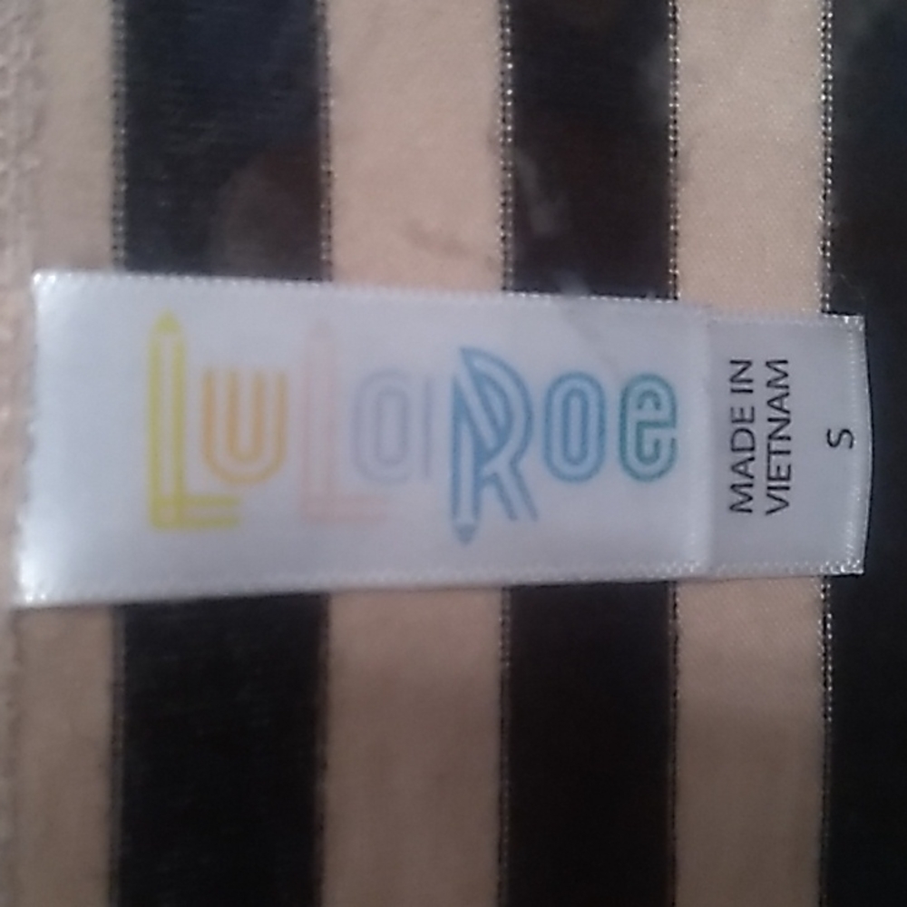 LulaRoe Small Tan Black Zig Zag Stripes Short Sleeves Top Like New - Picture 6 of 7